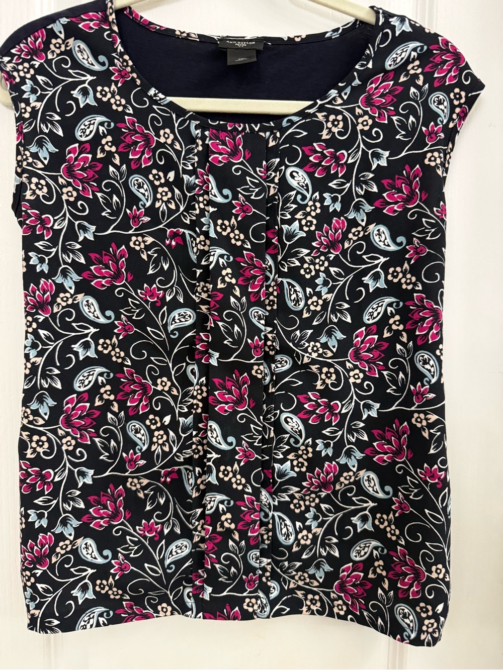 Women’s Ann Taylor Factory Navy Floral Cap-Sleeve Top - Magenta & Light Blue